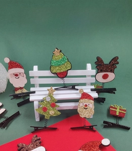 Detail von Weihnachts-Pailletten-Haarspangen mit Weihnachtsmann und Rentier-Motiven