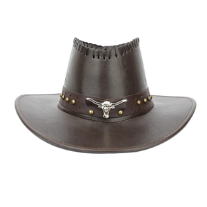 Détail de l'emblème tête de taureau argentée et clous sur chapeau de cowboy en cuir brun
