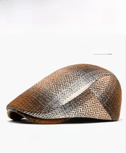 Détail de la texture à chevrons orange-jaune sur une casquette gavroche rétro chic