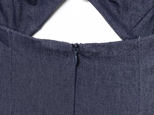 Detail des verdeckten Reißverschlusses und Rückenausschnitts am dunkelblauen Kleid