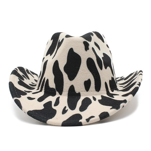 Détail du tissu en feutre épais avec motif de vache noir et blanc classique sur le chapeau