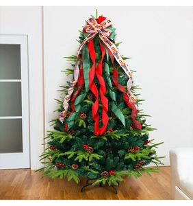 Détail d'un sapin de Noël décoré de rubans casse-noisette, baies rouges et pommes de pin