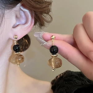 Vintage Harz Creolen in Schwarz und Bernstein mit goldenem Metall für Damen im Retro-Stil