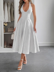 Dettaglio del tessuto jacquard bianco di un abito a trapezio con scollo a V e allacciatura