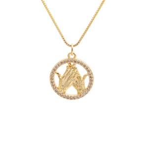 Collana geometrica dorata con ciondolo mani in preghiera e zirconi scintillanti