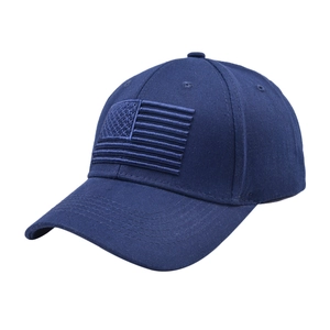 Détail de la broderie 3D du drapeau américain sur cette casquette en toile bleu marine