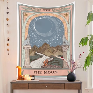 Dettaglio dell'arazzo tarocchi La Luna che mostra la stampa di lupi e montagne su tessuto