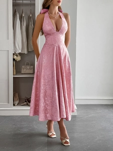 Dettaglio del tessuto jacquard rosa con scollo a V all'americana e schiena scoperta