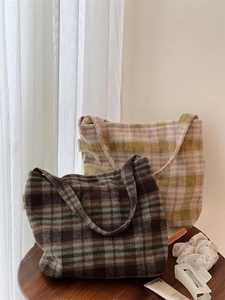 Détail de sacs fourre-tout en laine à carreaux marron et lavande au toucher doux