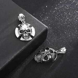 Gros plan de pendentifs tête de mort pirate en acier argenté avec gravure en relief