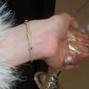 Détail du bracelet plaqué or 18 carats style bambou orné de cristaux micro-pave