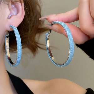 Detailansicht der hellblauen Denim-Ohrringe mit stilvollem geometrischem Design