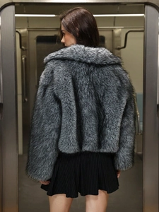 Veste en fausse fourrure grise pour femme avec col à revers mode urbaine chic