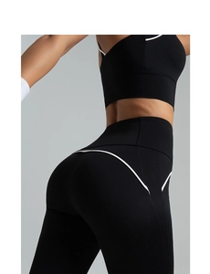 Détail du tissu noir haute élasticité pour yoga avec coutures contrastées blanches