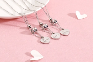 Detail of three-piece stainless steel necklace with 520 engraving and heart Love pendant
