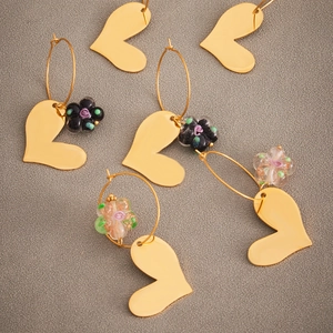 Boucles d'oreilles créoles coeur doré avec fleurs en résine et perles en verre