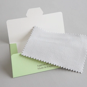 Premium silver polishing cloth in light grey with 10x7cm green paper envelope