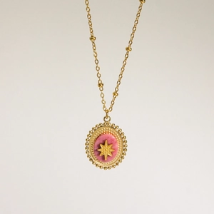 Detalle del colgante con piedra rosa y estrella en cadena de cuentas de acero dorado de 14K