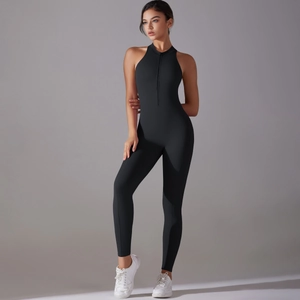 Détail d'un body de yoga noir avec encolure licou et fermeture éclair sur le devant