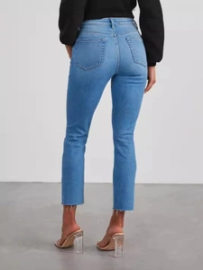 Jean bleu taille haute pour femme coupe ajustée avec ourlet brut vue de dos cheville