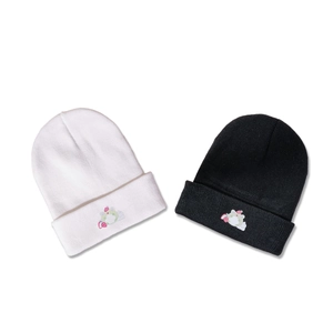 Bonnets en tricot d'hiver noir et blanc avec broderie mignonne grenouille-fraise