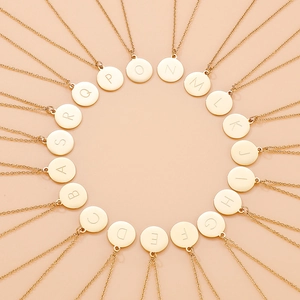 Collier En Acier Inoxydable Minimaliste Avec Pendentif Pièce Ronde Dorée Lettre Initiale Et Gravure