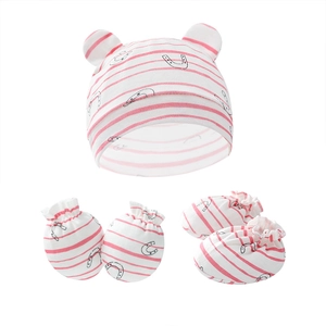 Set neonato con cappello, muffole e scarpine a righe rosa e motivi a ferro di cavallo
