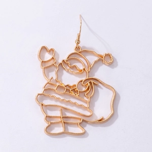 Détail d'une boucle d'oreille dorée ajourée Père Noël avec sac cadeau pour Noël