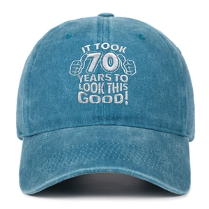Détail de broderie 70e anniversaire sur casquette en coton bleu délavé vintage
