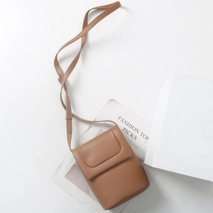 Vue détaillée du sac à téléphone en cuir PU marron avec rabat et bandoulière fine