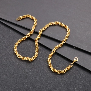 Détail d'une chaîne corde dorée de 7mm avec fermoir homard sur fond noir élégant