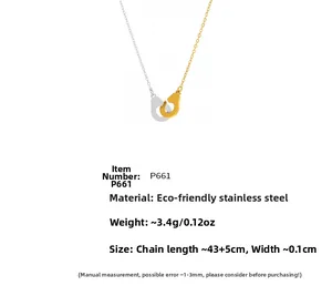 Vue détaillée du collier avec pendentif menottes bicolore en acier inoxydable or et argent