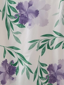 Détail de l'élégant imprimé orchidée violette et feuilles vertes sur tissu de soie