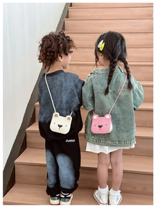 Detail of cute bear-shaped PU leather crossbody bags with adjustable straps in pink and white