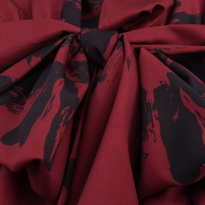 Elegantes langes Kleid mit tiefem V-Ausschnitt, dunkelroter Stoff und abstrakter Pinseldruck