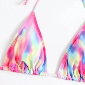 Detail van triangel bikini-top met kleurrijke tie-dye print en gerimpeld trekkoord