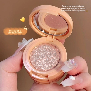 Gros plan sur la palette enlumineur 3-en-1 avec poudre scintillante et miroir intégré