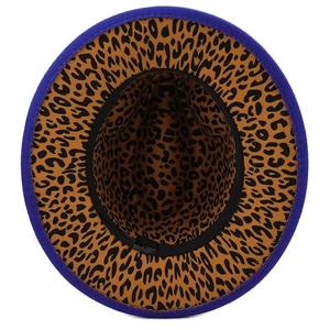 Vue détaillée du chapeau fedora bleu marine avec doublure léopard et bande de confort