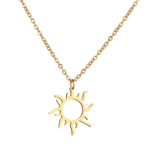 Collier ethnique avec pendentif soleil doré et cercle évidé sur chaîne croisée pour femme