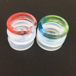 Dettaglio stampi in silicone a specchio e braccialetti in resina fai da te con fiori secchi