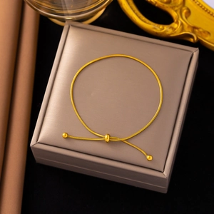 Elegante goldene Schlangenkette mit verstellbarem Gleitverschluss für minimalistischen Look
