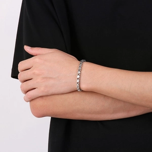 Primo piano del bracciale a catena in acciaio inossidabile 304 in stile hip-hop