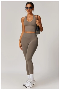 Detaillierte Textur des braunen Neckholder-Sport-BHs und der passenden Yoga-Leggings mit Rippen