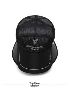 Détail d'une casquette en maille noire avec broderie et visière bordée de blanc