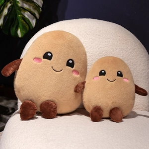 Ensemble de peluches patates mignonnes avec visages souriants sur canapé blanc