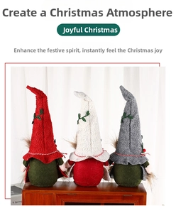 Drei festliche Weihnachtswichtel in Rot, Weiß und Grau mit spitzen Strickmützen im Detail