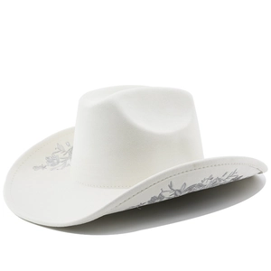 Broderie détaillée sur chapeau de cowboy en daim blanc avec motifs floraux gris