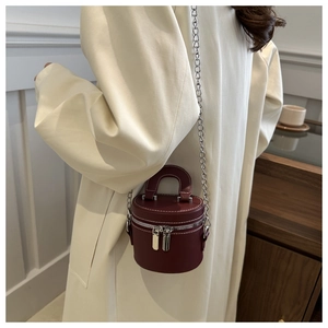 Mini sac cylindrique bordeaux avec chaîne argentée et détails de surpiqûres blanches