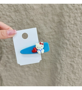 Nahaufnahme der blauen Hello Kitty Haarklammer mit rotem Herz auf weißer Karte