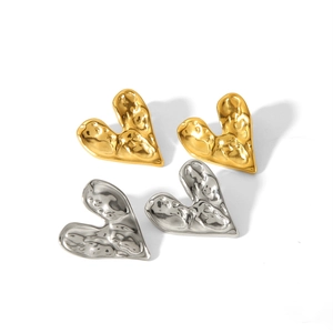 Détail de boucles d'oreilles cœur avec texture lave en acier doré et argenté